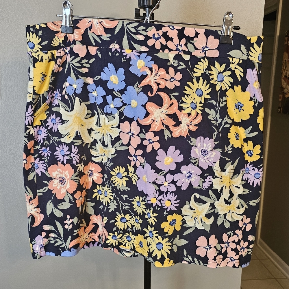 Women's Croft & Barrow floral knit skort.